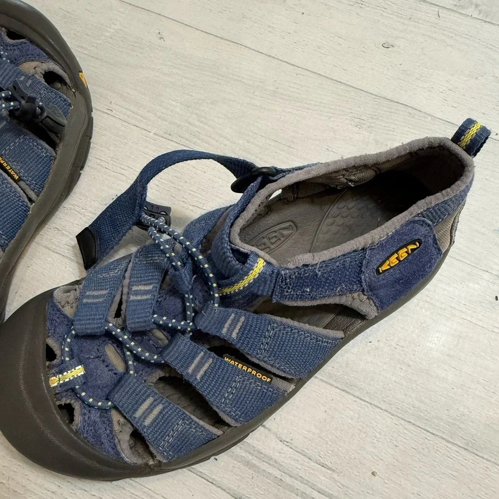 Keen kids Newport‎ hiking shoes sandals blue big kids size 2